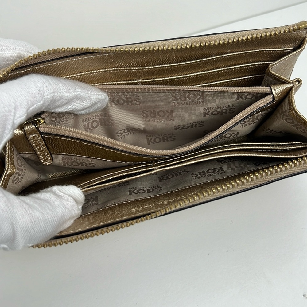 Michael Kors Wallet - Picture 9 of 17